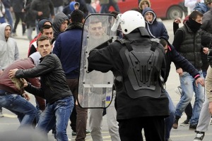 La violence éclate après la mission de Štefan Füle en Macédoine